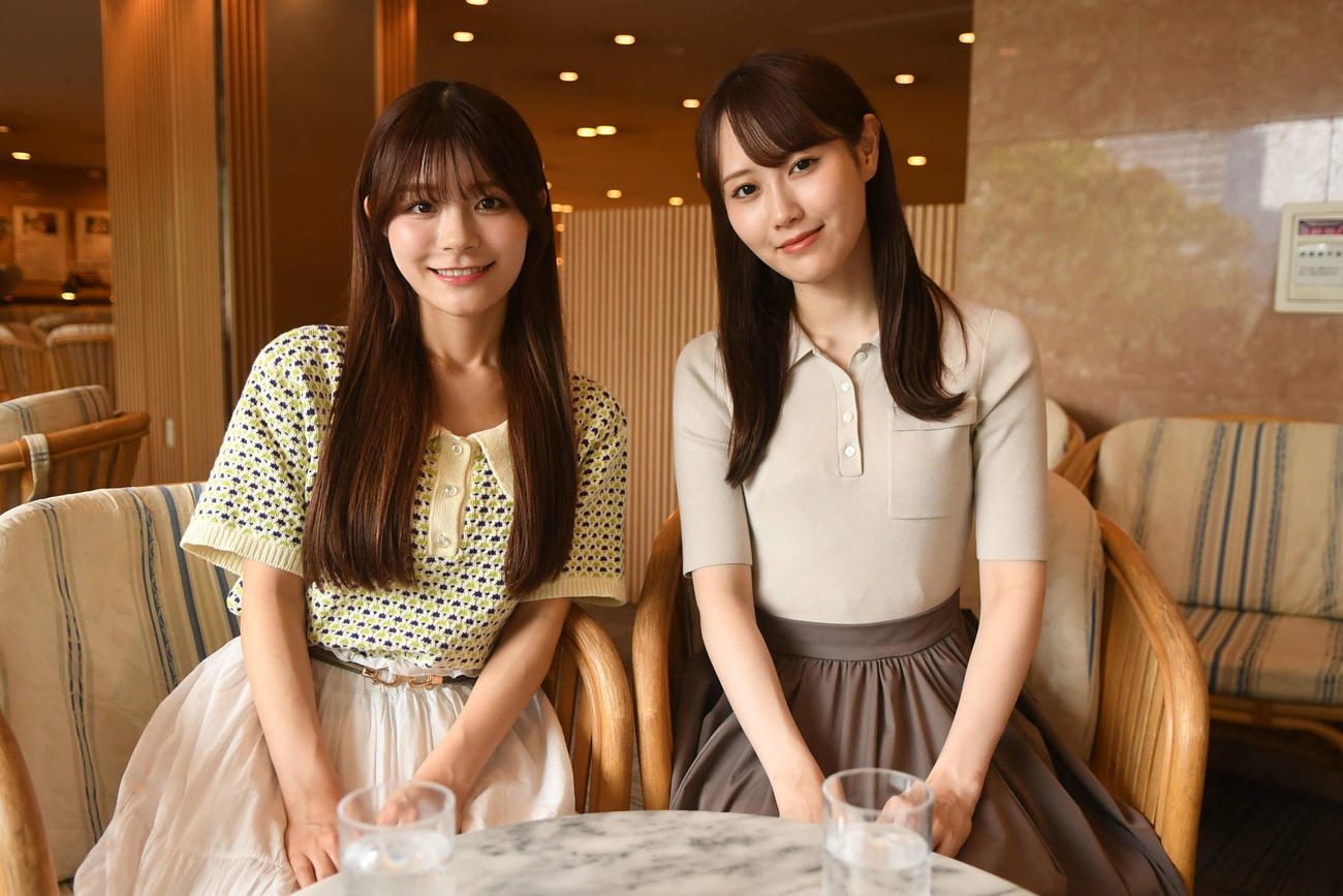 NGT48の「1期生お披露目10周年特別公演」に出演する清司麗菜（左）と西潟茉莉奈