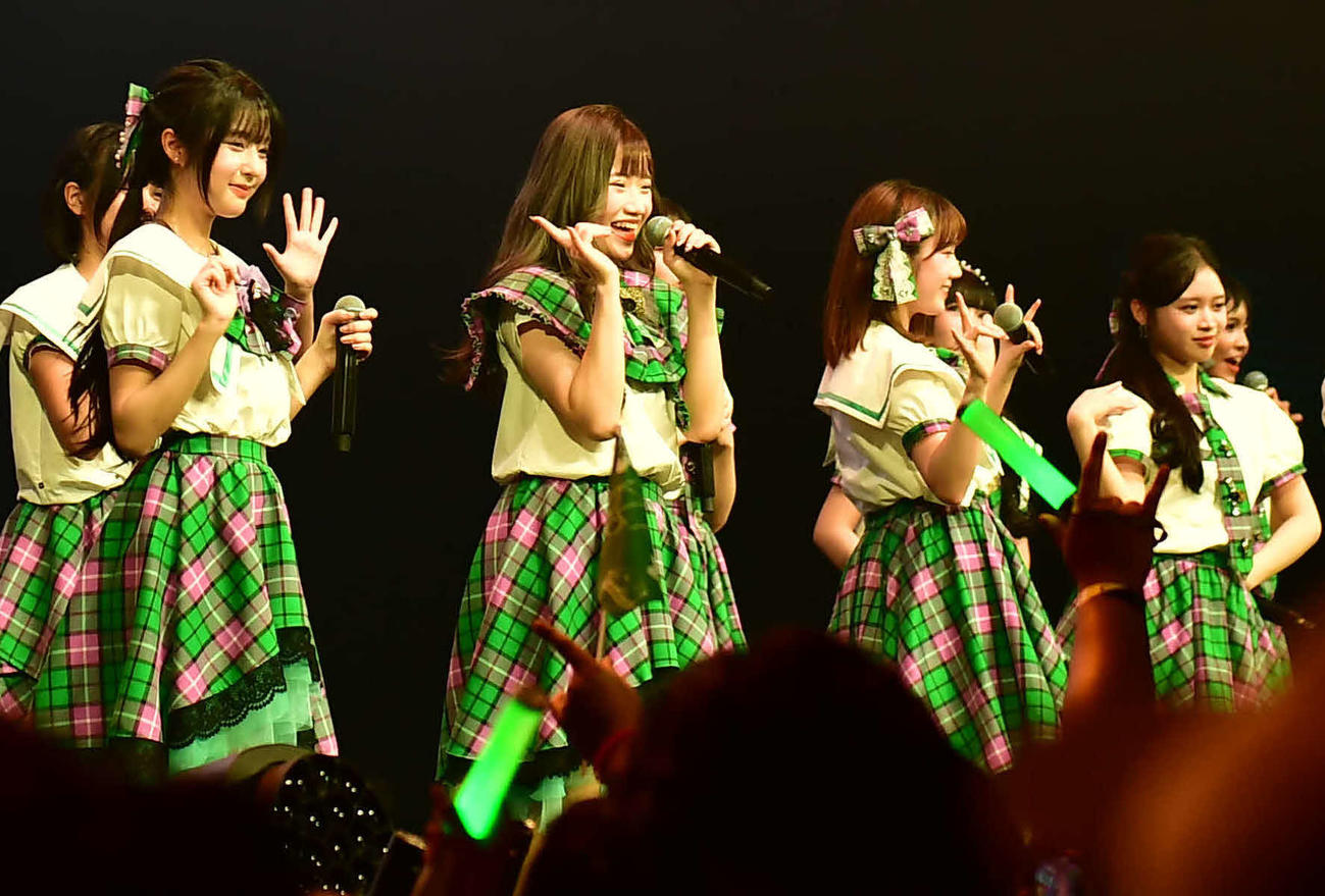 デビュー1周年記念公演を行ったKLP48。あいさつするキャプテンのイーシャン（左から2人目）