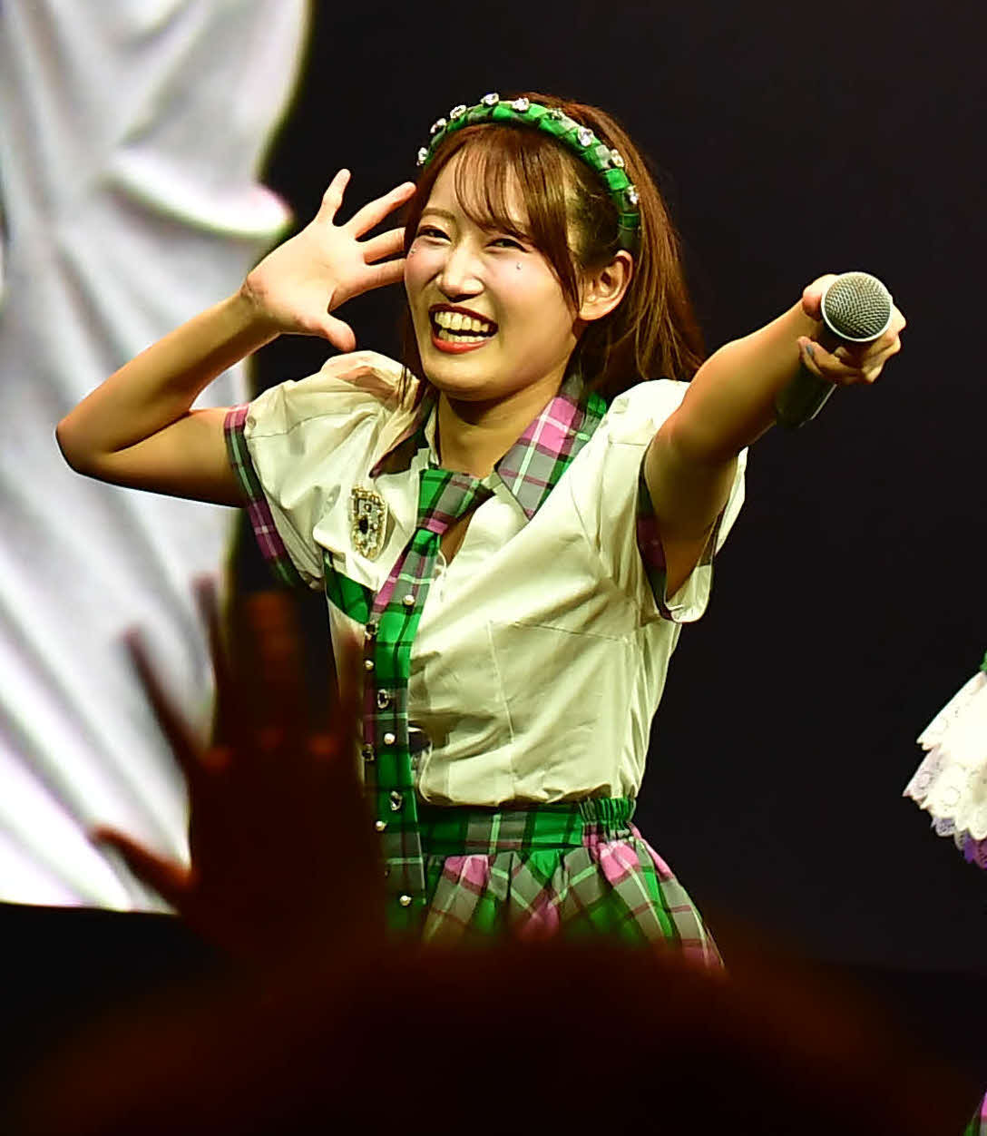 デビュー1周年記念公演でファンに呼びかけるKLP48の黒須遥香