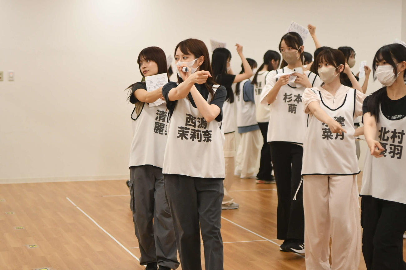 振りを合わせる清司（左）と西潟