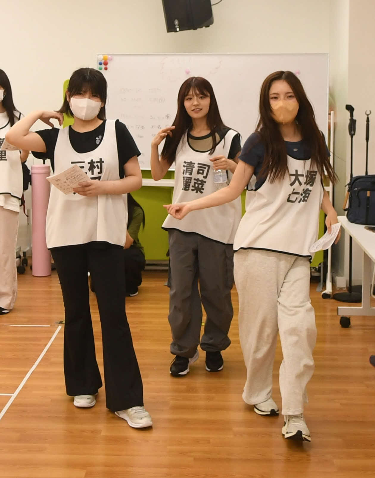 曲の合間、リラックスした様子で踊る三村妃乃（左）、清司、大塚七海