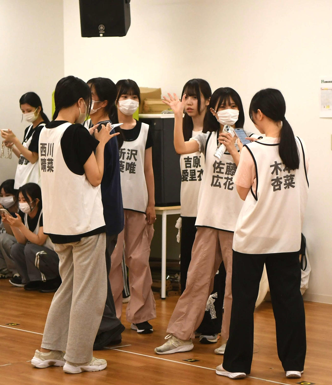 話し合いをする4期生