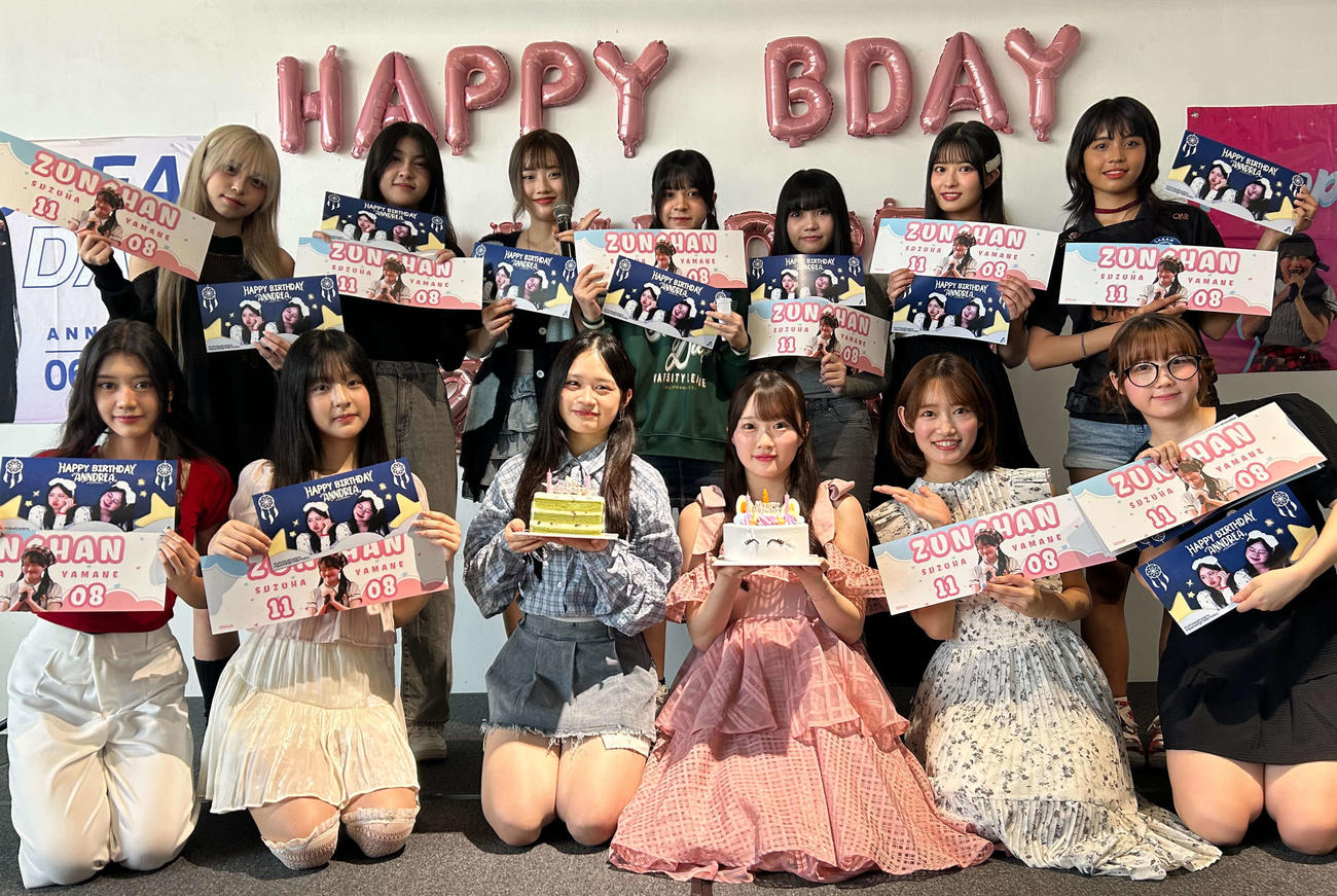 アンドレア（前列左から3人目）と山根涼羽（同4人目）の生誕祭を行ったKLP48メンバー（撮影・松尾幸之介）