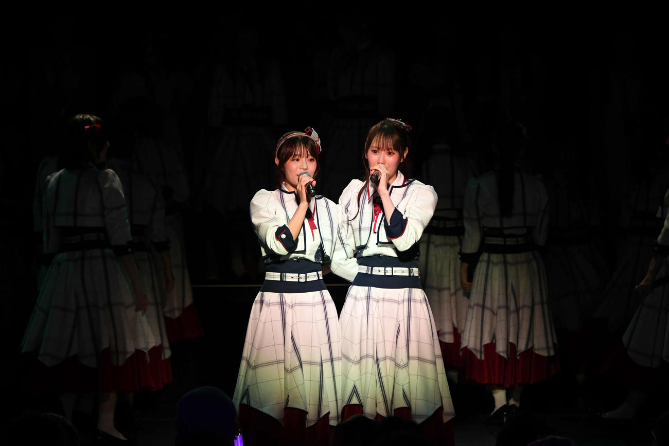 「昨日よりも今日　今日よりも明日」を涙ぐみながら披露する清司麗菜、西潟茉莉奈（右）