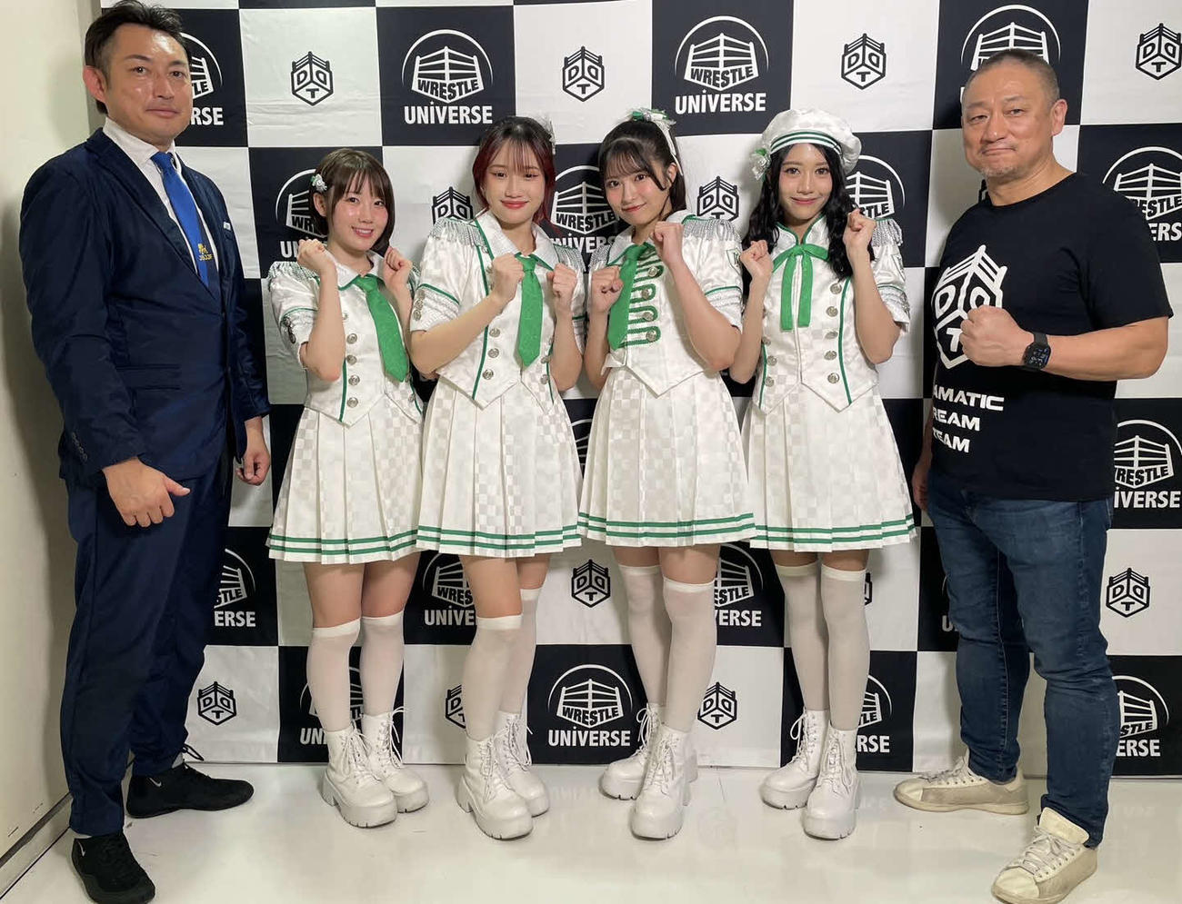 KLP48とコラボイベントを行うDDTプロレス設立者の髙木三四郎氏（右端）と企画立案者で元東京都議会議員の川松真一朗氏（左端）。中央4人はKLP48メンバー