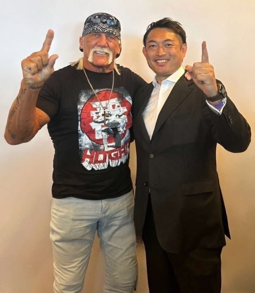 KLP48とDDTプロレスらのコラボイベントの企画立案者で元東京都議会議員の川松真一朗氏（右）とハルク・ホーガンさん