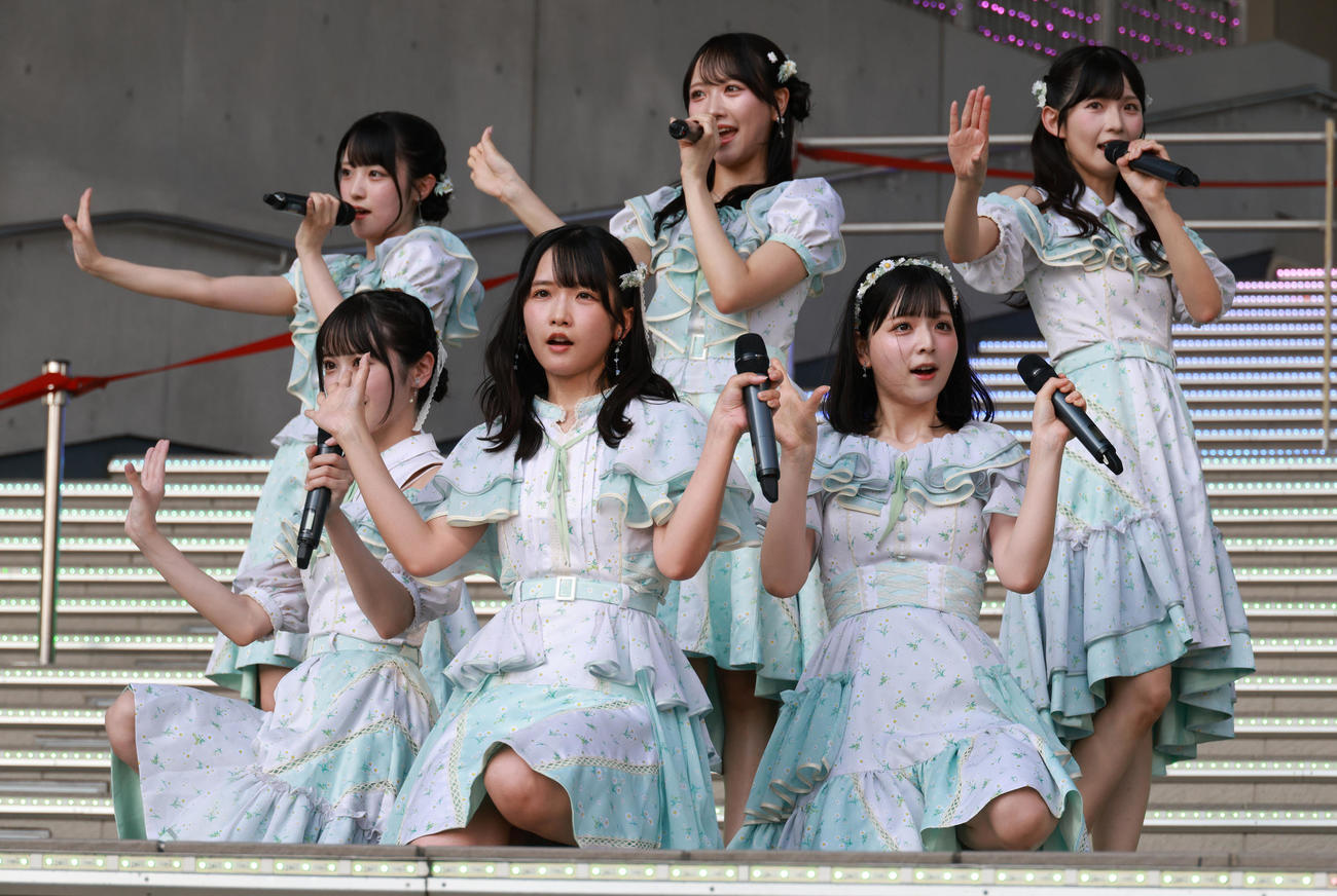 都内でミニライブを行ったSTU48（撮影・中島郁夫）