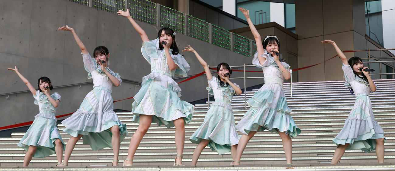 都内でミニライブを行ったSTU48（撮影・中島郁夫）