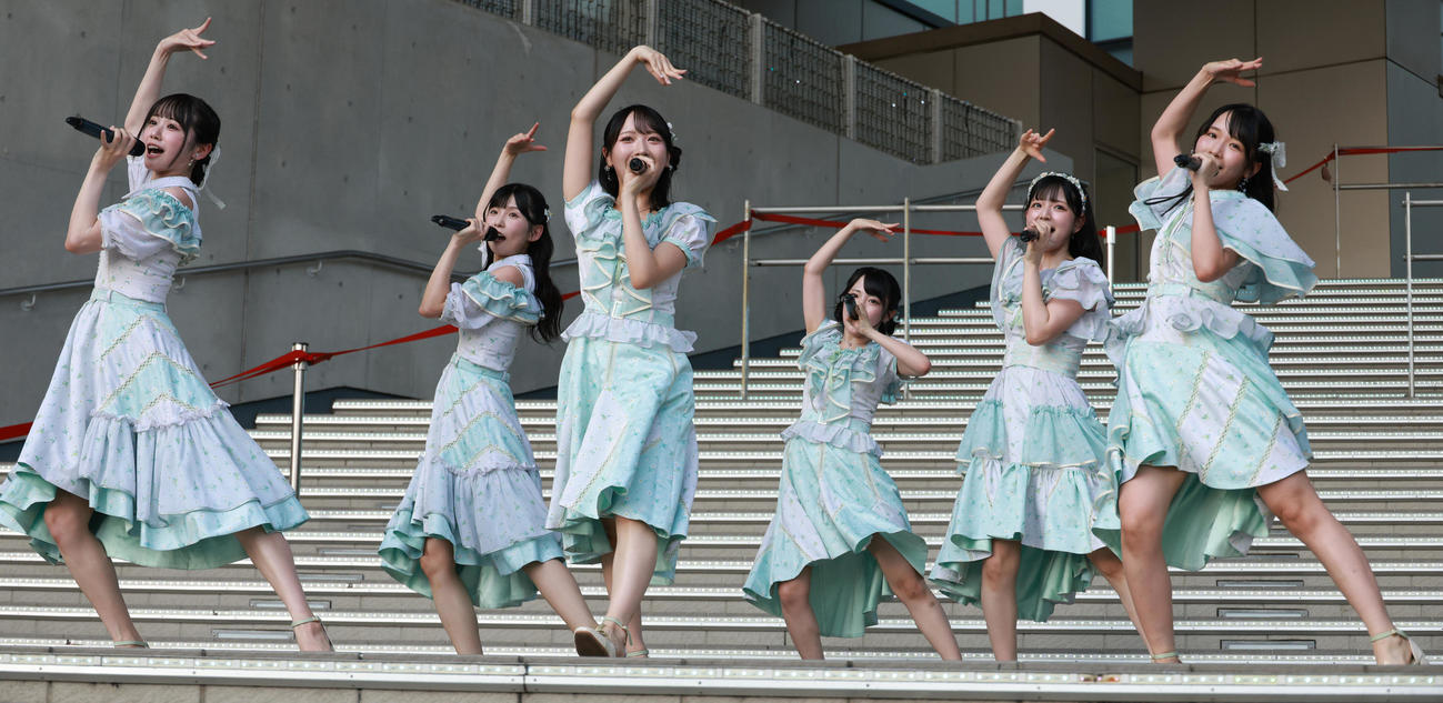 都内でミニライブを行ったSTU48（撮影・中島郁夫）
