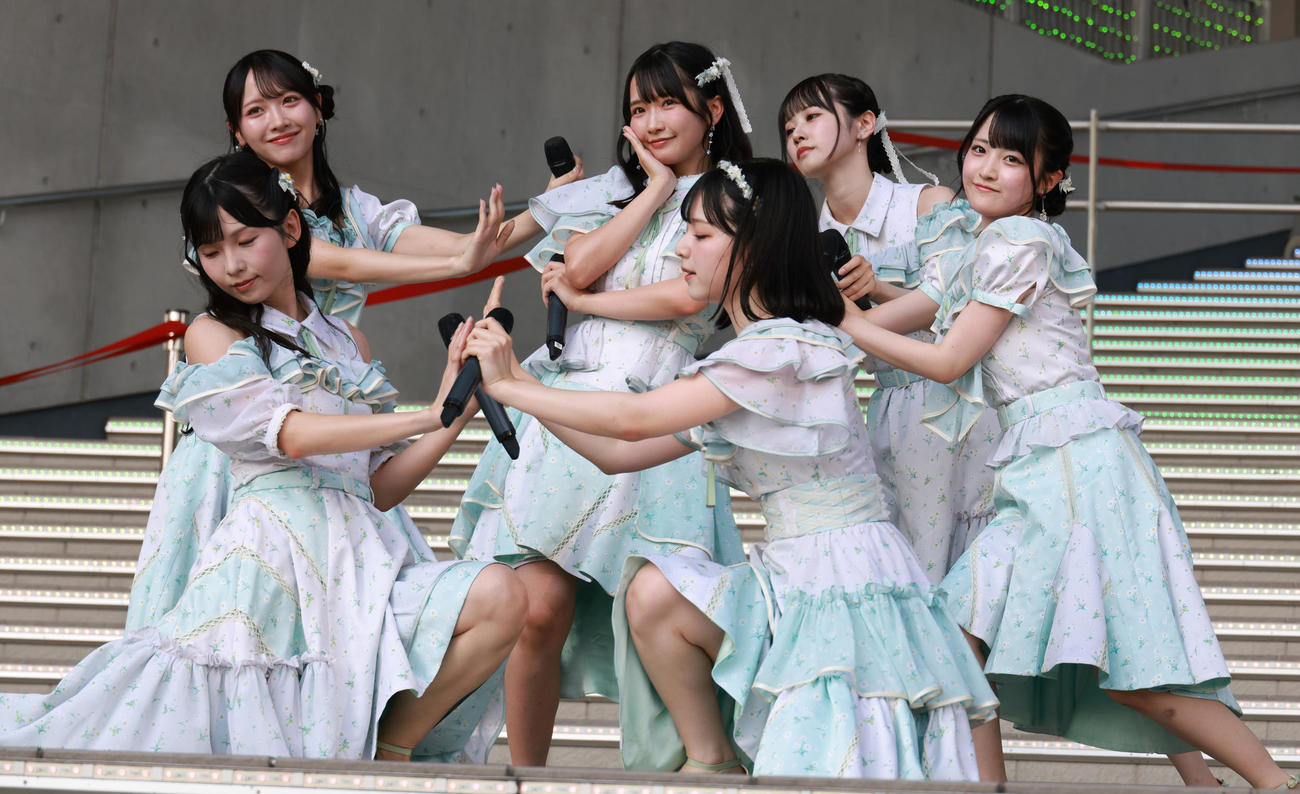 都内でミニライブを行ったSTU48（撮影・中島郁夫）