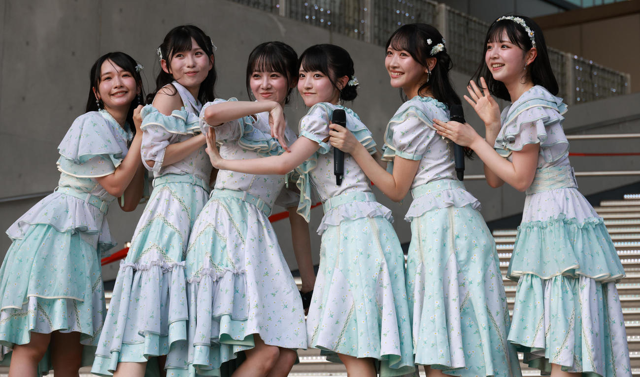 都内でミニライブを行ったSTU48（撮影・中島郁夫）