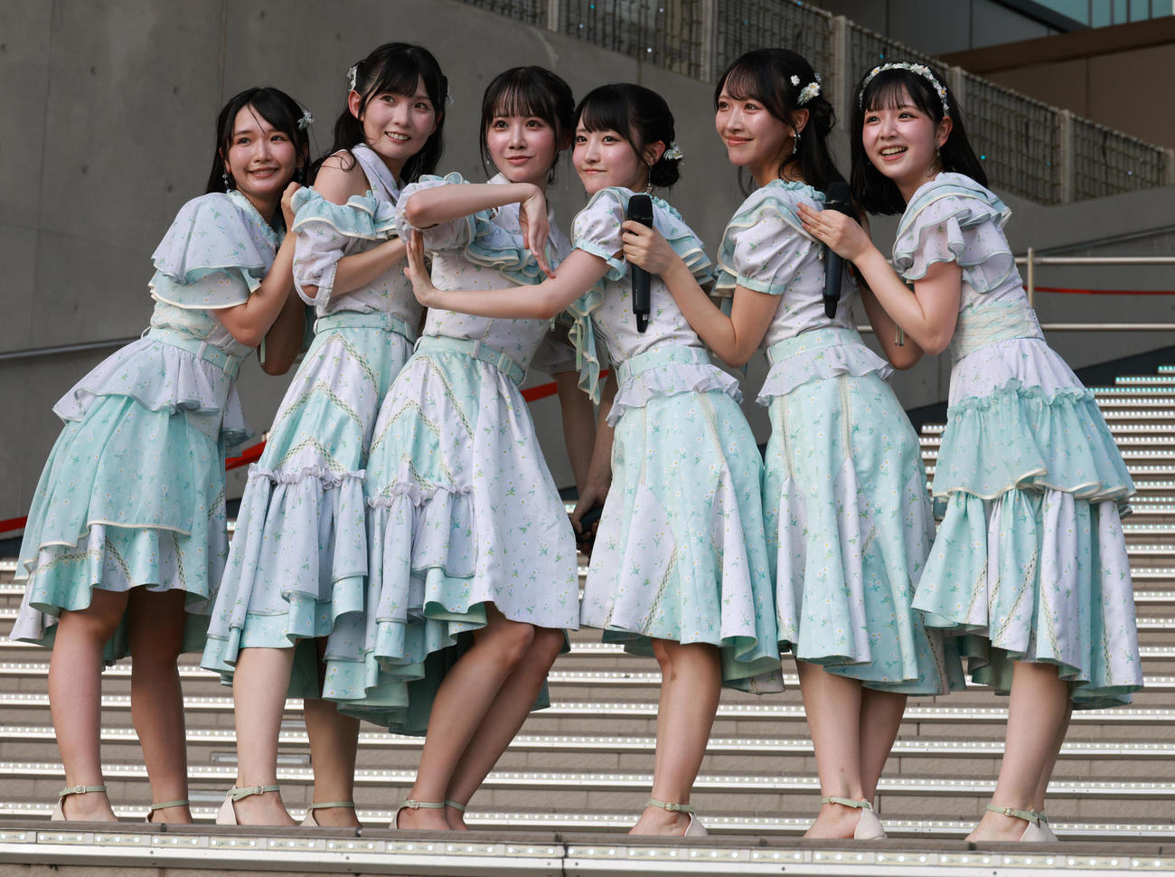 都内でミニライブを行ったSTU48（撮影・中島郁夫）