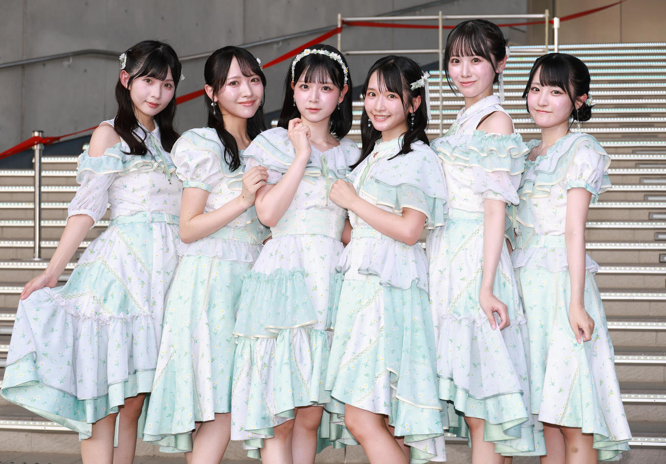 都内でミニライブを行ったSTU48。左から尾崎世里花、石田千穂、曽川咲葵、高雄さやか、中村舞、久留島優果（撮影・中島郁夫）