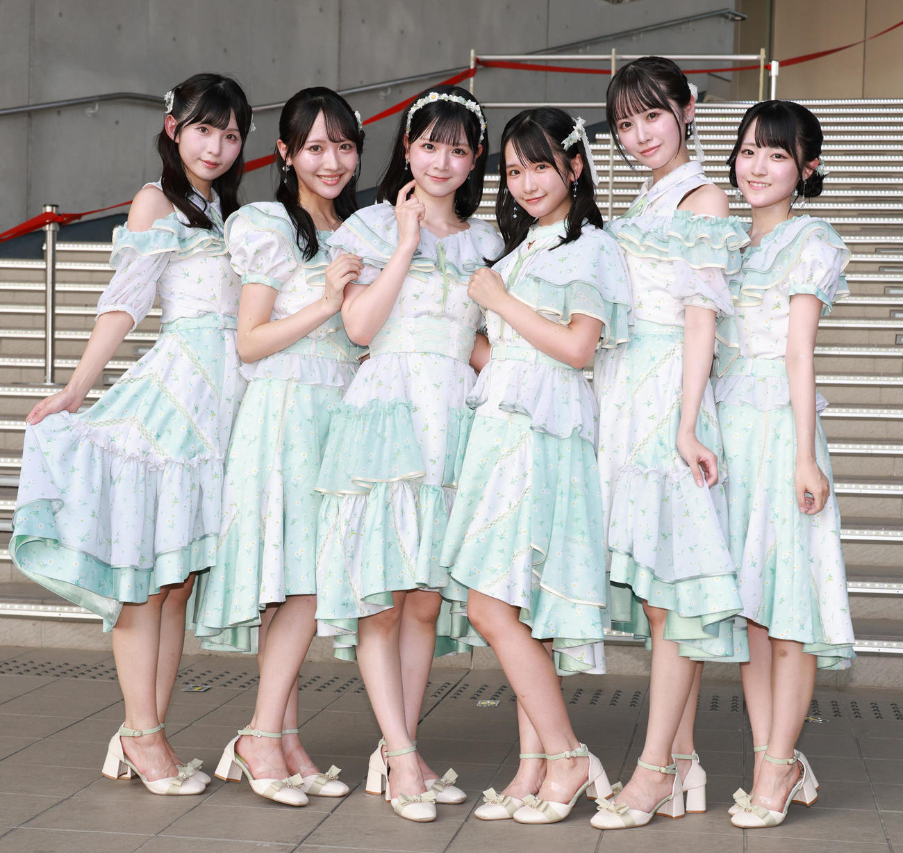 都内でミニライブを行ったSTU48。左から尾崎世里花、石田千穂、曽川咲葵、高雄さやか、中村舞、久留島優果（撮影・中島郁夫）
