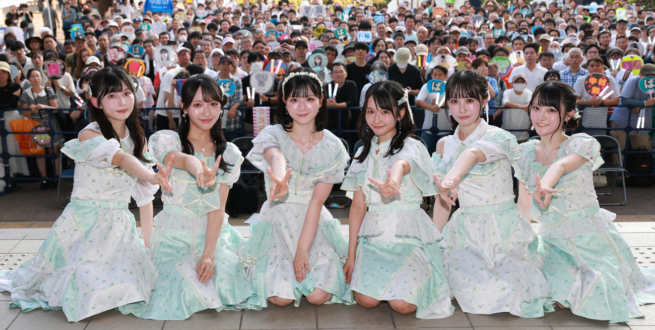 都内でミニライブを行ったSTU48。左から尾崎世里花、石田千穂、曽川咲葵、高雄さやか、中村舞、久留島優果（撮影・中島郁夫）
