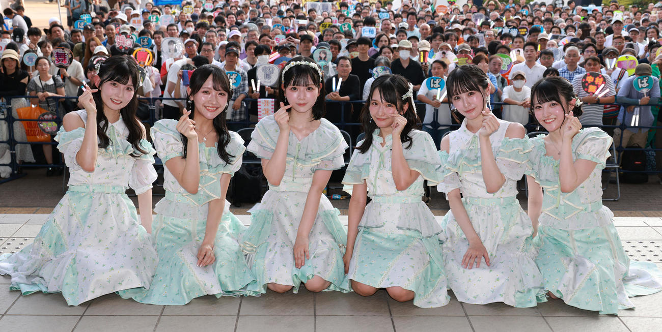 都内でミニライブを行ったSTU48。左から尾崎世里花、石田千穂、曽川咲葵、高雄さやか、中村舞、久留島優果（撮影・中島郁夫）