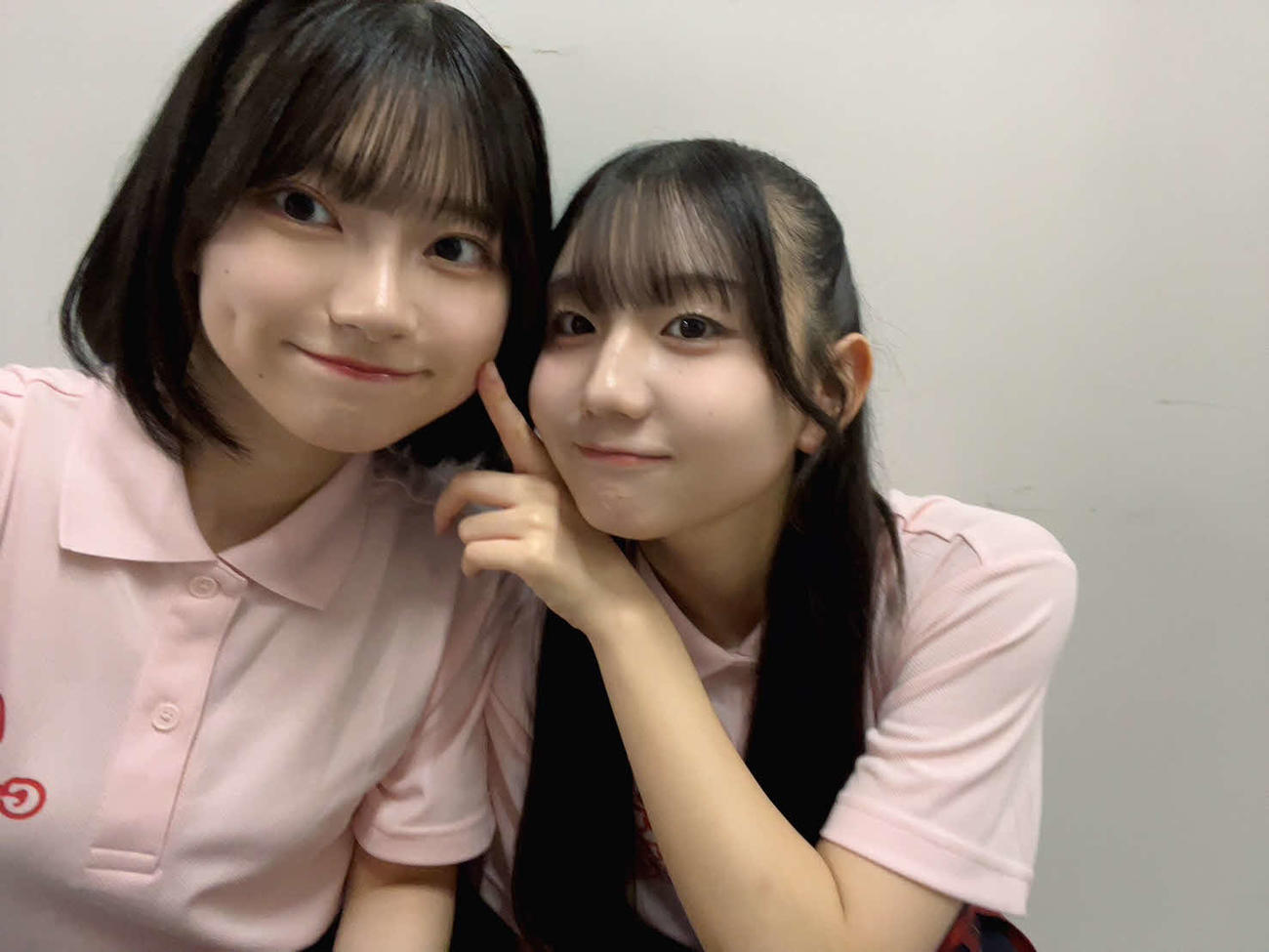 同期の阿達夢ちゃん（右）と自撮りしました