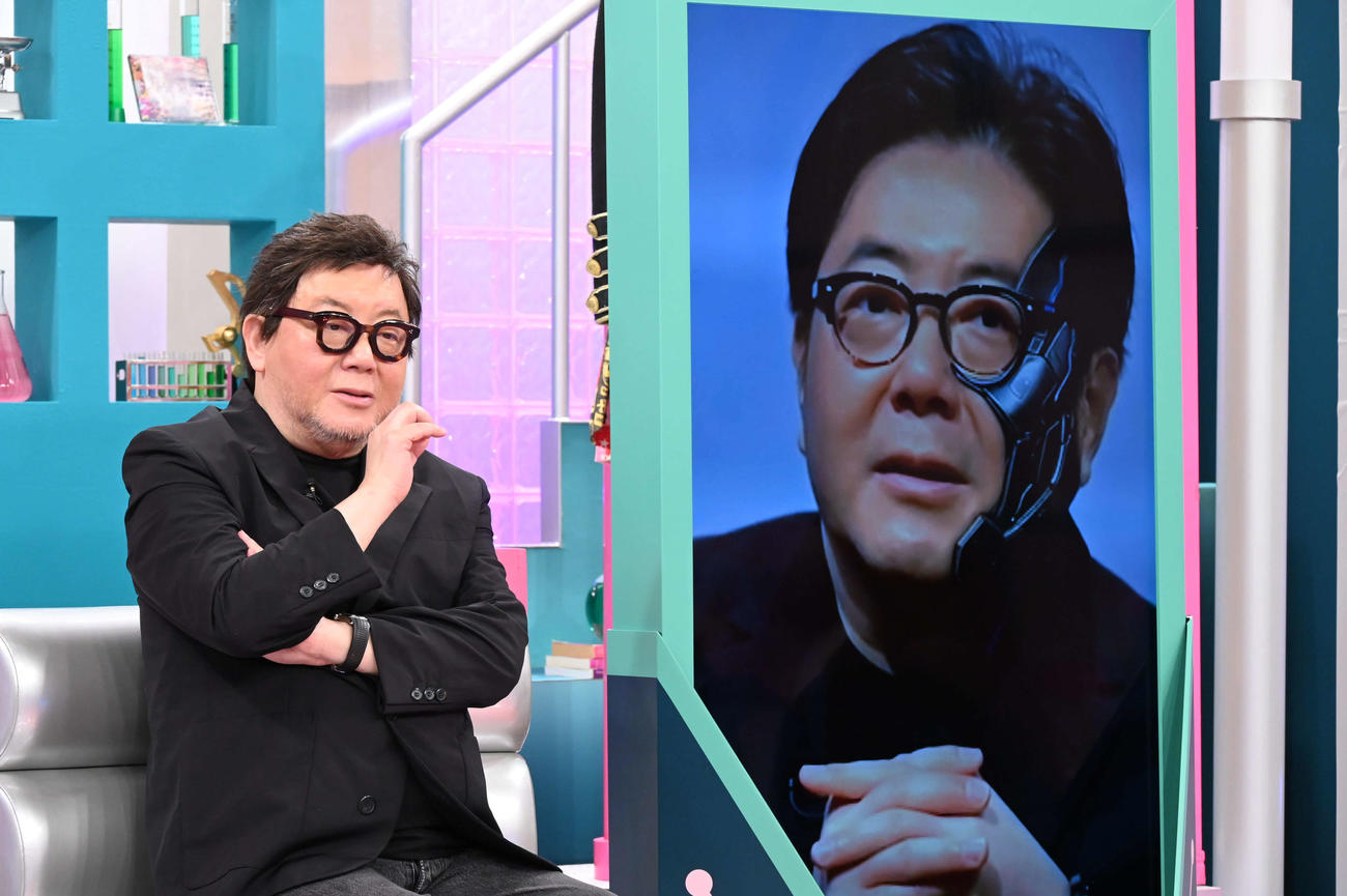 日本テレビ系特番「秋元康×AI秋元康～AKB48新曲プロデュース対決～」に出演する秋元康氏（左）とAI秋元康氏