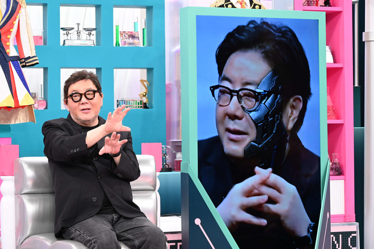 日本テレビ系特番「秋元康×AI秋元康～AKB48新曲プロデュース対決～」に出演する秋元康氏（左）とAI秋元康氏