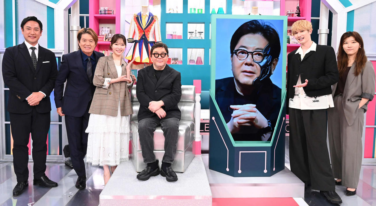 日本テレビ系特番「秋元康×AI秋元康～AKB48新曲プロデュース対決～」に出演する、左から辻岡義堂アナウンサー、ヒロミ、指原莉乃、秋元康氏、AI秋元康氏、SixTONESジェシー、ヒコロヒー