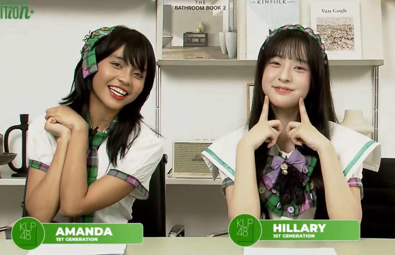 KLP48の2期生メンバー発表生配信に出演した1期生のアマンダ（左）とヒラリー