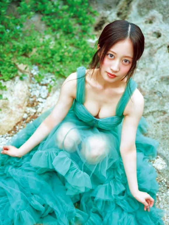 透け感ワンピ姿（川上千尋のインスタグラムから）