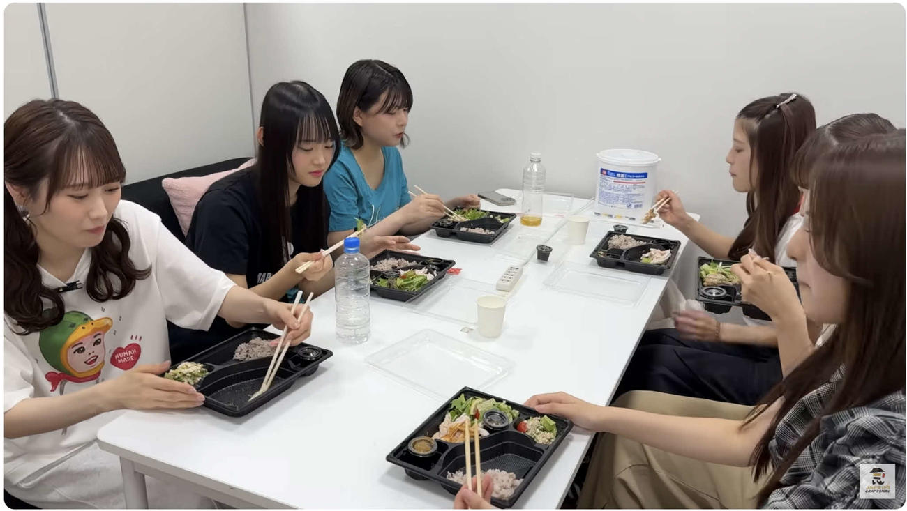 NGT48のメンバーの舞台裏の食事の様子　（YouTubeチャンネル「食えもん」提供）