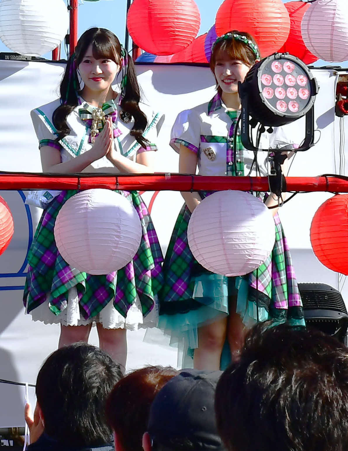 「大洗海上花火大会2025」のトークイベントに出演したKLP48の山根涼羽（左）と黒須遥香