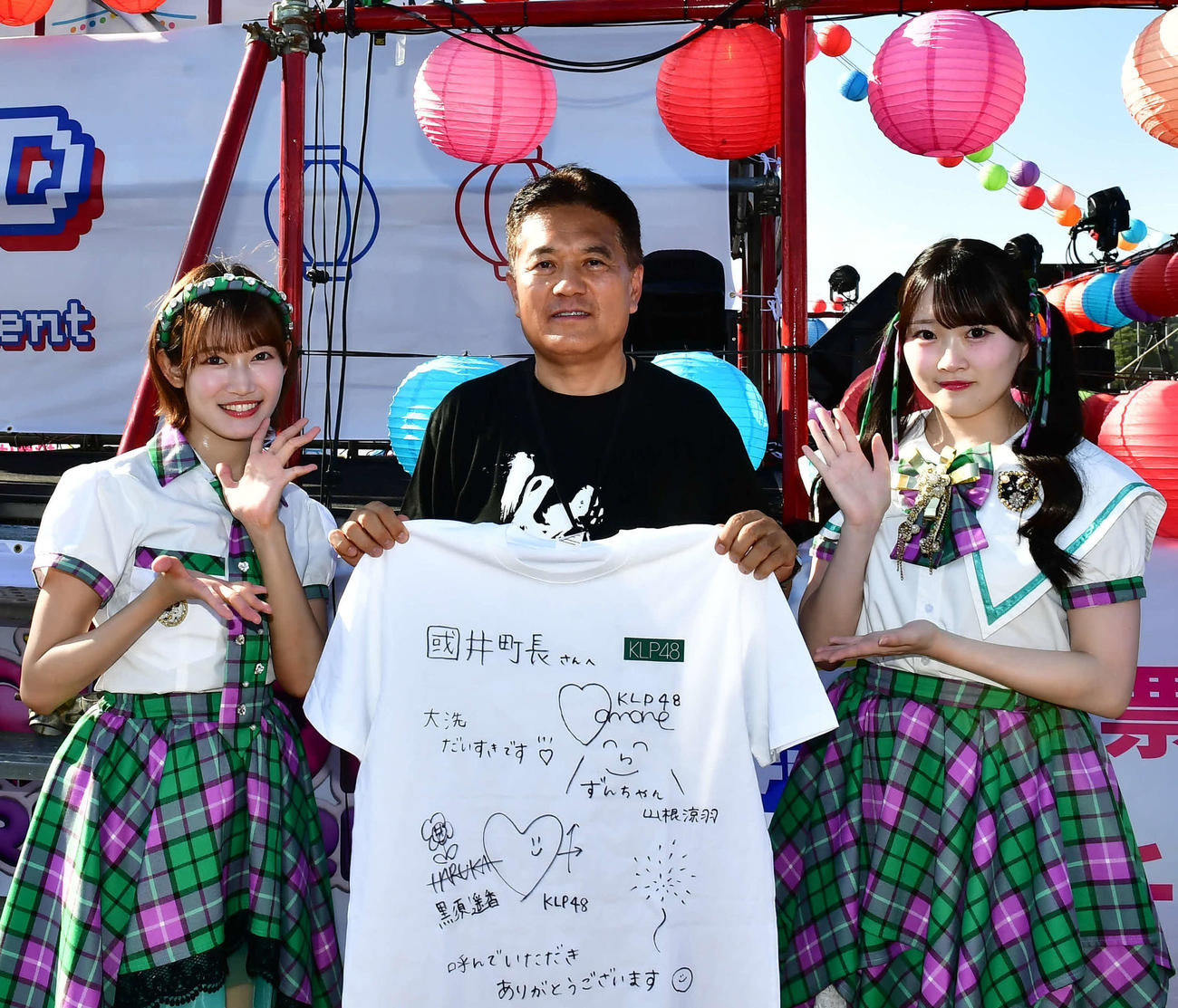 「大洗海上花火大会2025」のトークイベントに出演した、左からKLP48の黒須遥香、國井豊大洗町長、KLP48の山根涼羽