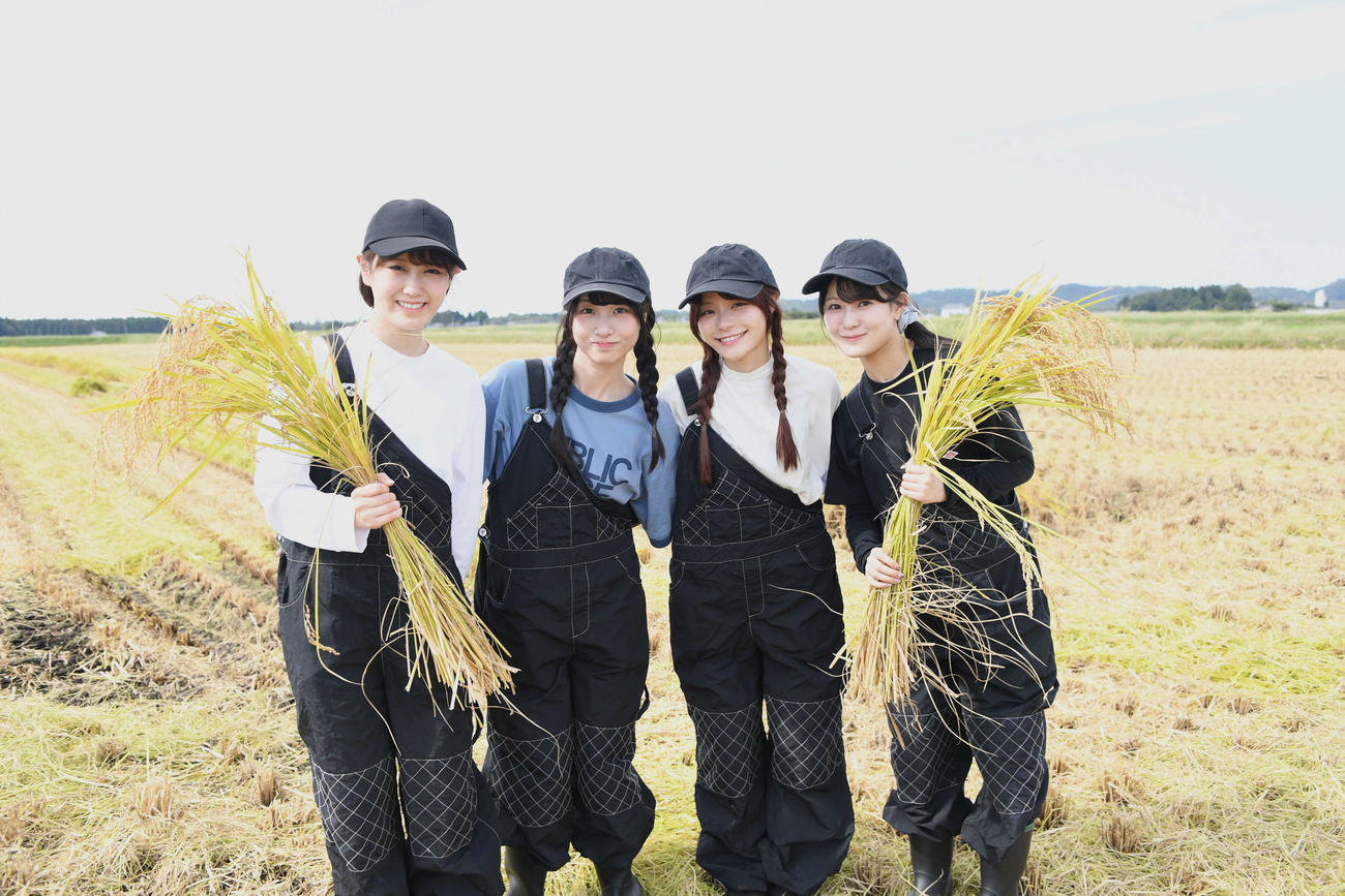 毎年恒例の収穫作業を行ったNGT48。左から西潟茉莉奈、北澤百音、清司麗菜、北村優羽