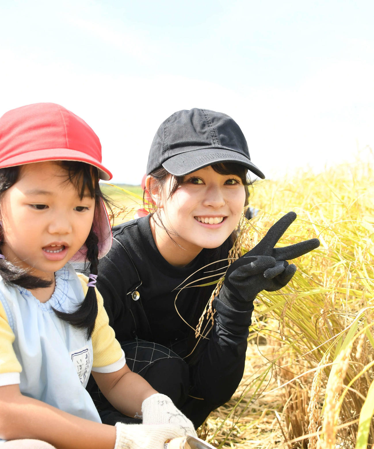 園児とともに作業をする北村優羽