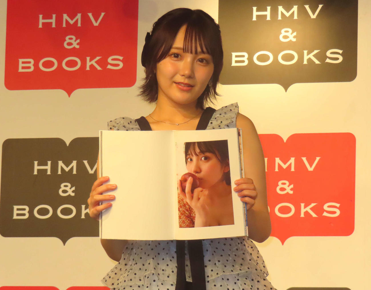 ファースト写真集「好きと言えたら」発売記念取材会に登壇し、お気に入りカットを見せるAKB48田口愛佳