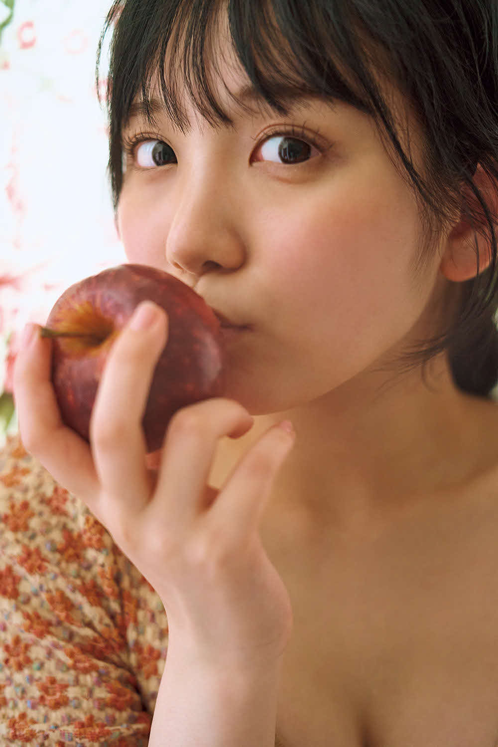 AKB48田口愛佳ファースト写真集「好きと言えたら」の掲載カット（藤原宏氏撮影　ワニブックス刊）