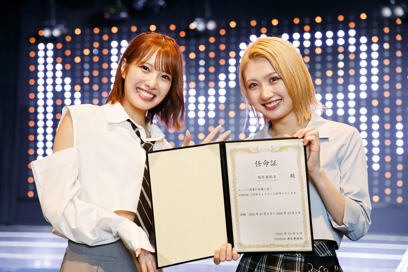 NMB48の3代目キャプテンに選ばれた塩月希依音（右）と前キャプテンの小嶋花梨（C）NMB48