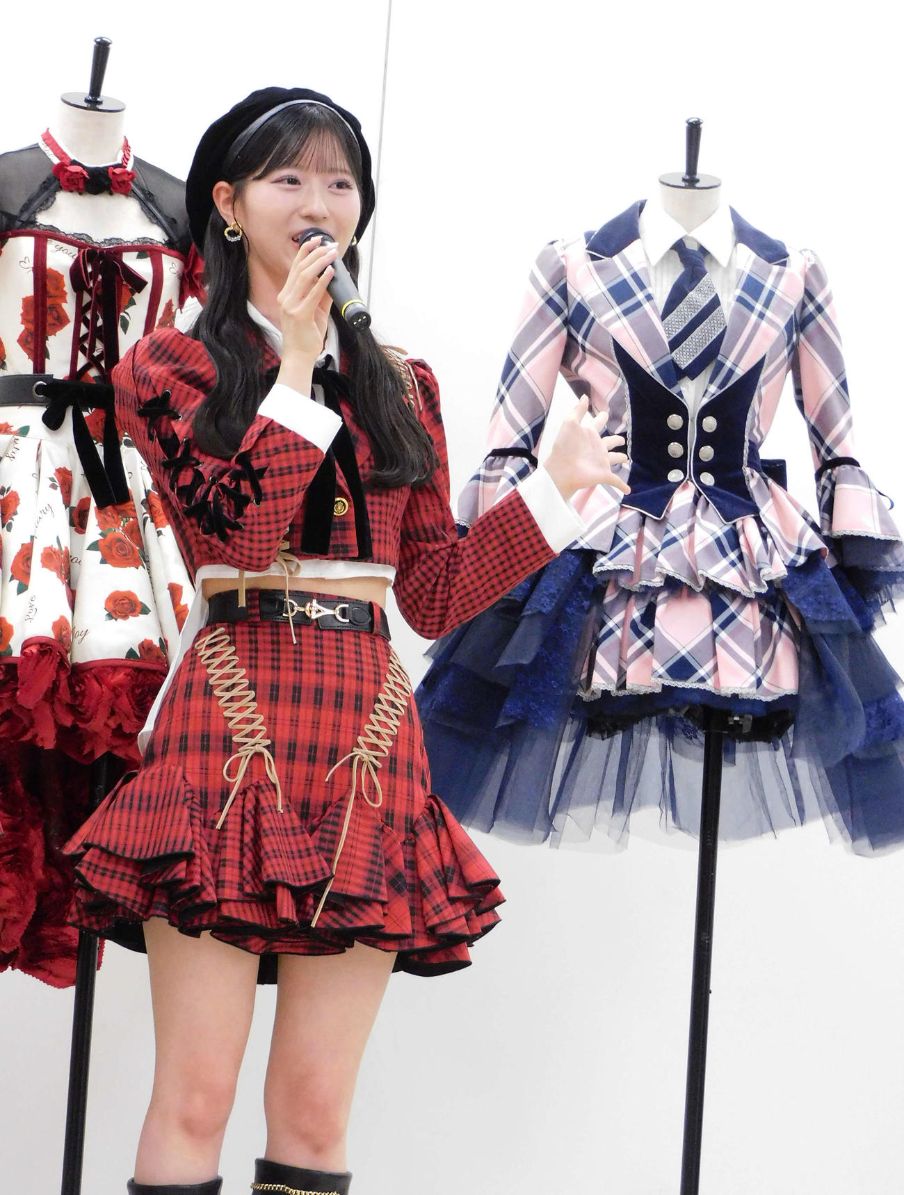 AKB48大衣装展　－時代を彩った装跡－　の取材会に参加し、お気に入り衣装を紹介する八木愛月（撮影・寺本吏輝）