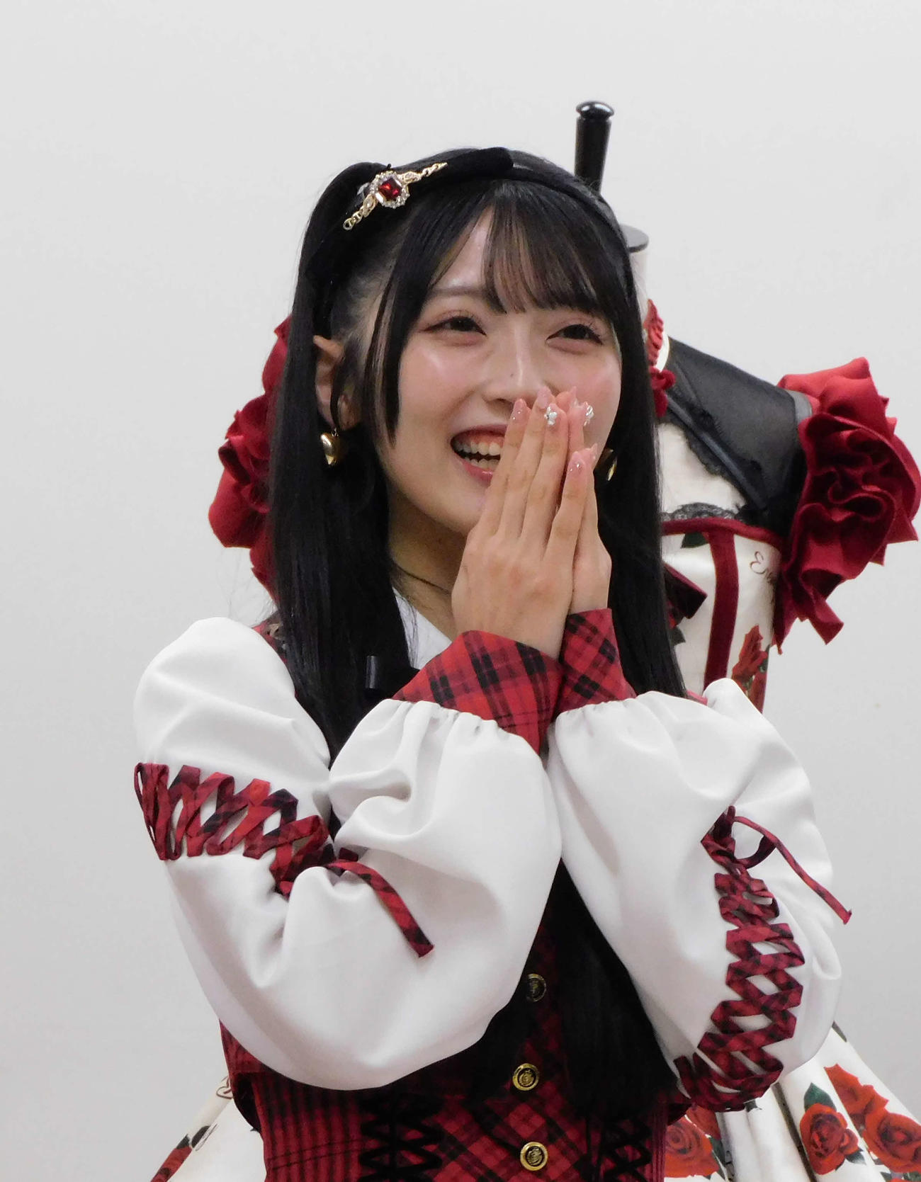 AKB48大衣装展　－時代を彩った装跡－　の取材会に参加した佐藤綺星（撮影・寺本吏輝）