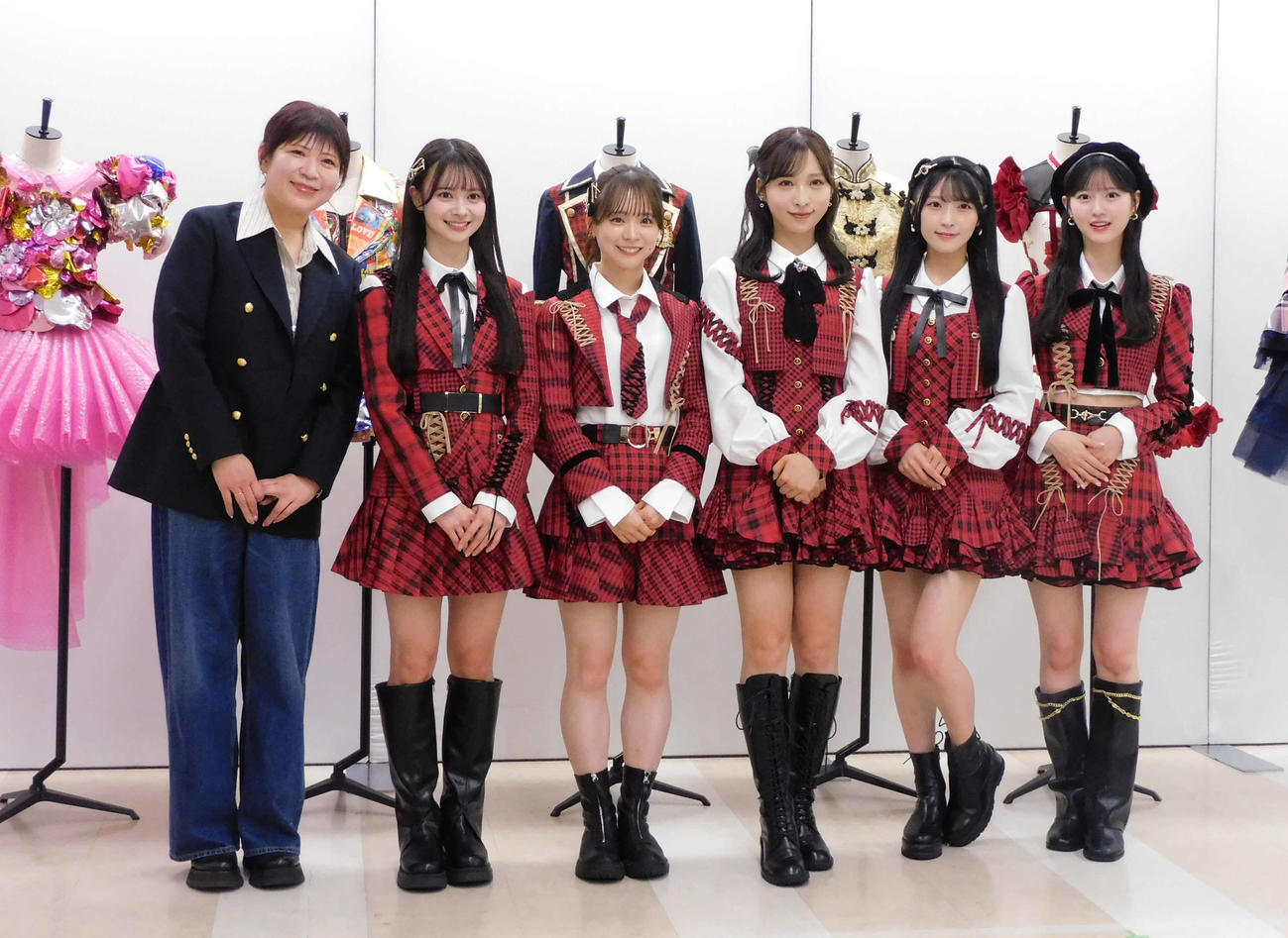 AKB48大衣装展　－時代を彩った装跡－　の取材会に参加した、左からクリエイティブディレクター茅野しのぶ、AKB48伊藤百花、倉野尾成美、小栗有以、佐藤綺星、八木愛月（撮影・寺本吏輝）