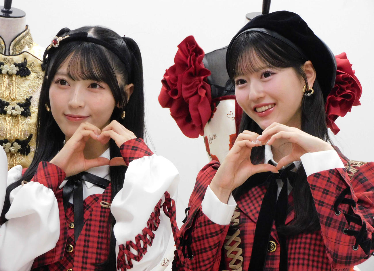 AKB48大衣装展　－時代を彩った装跡－　の取材会に参加した佐藤綺星（左）と八木愛月（右）（撮影・寺本吏輝）