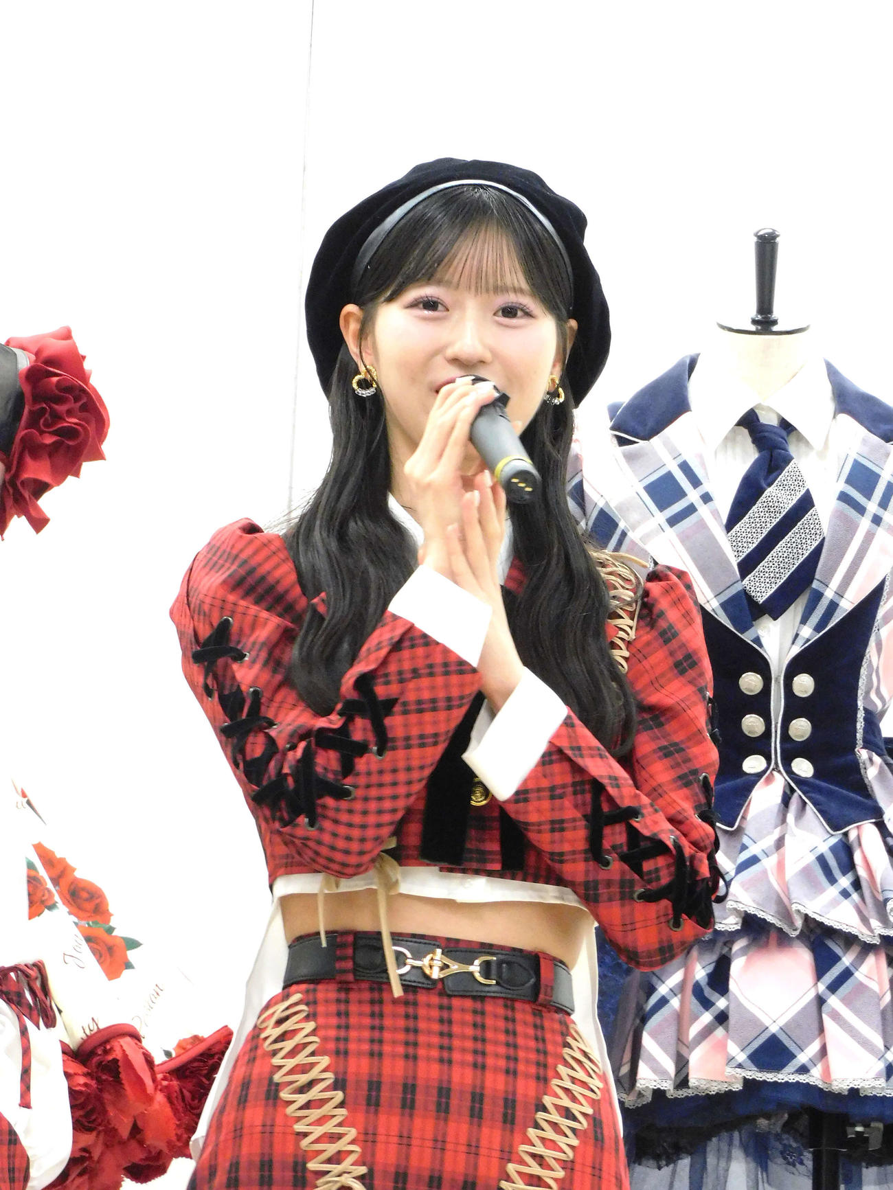 AKB48大衣装展　－時代を彩った装跡－　の取材会に参加した八木愛月（撮影・寺本吏輝）