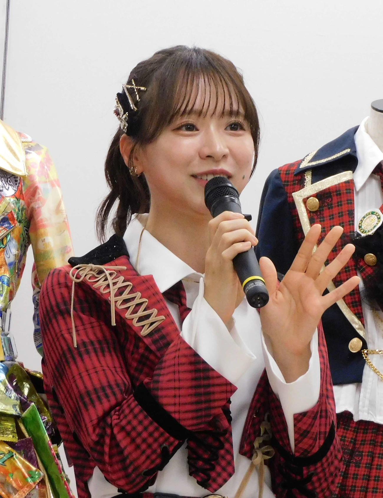 AKB48大衣装展　－時代を彩った装跡－　の取材会に参加した倉野尾成美（撮影・寺本吏輝）