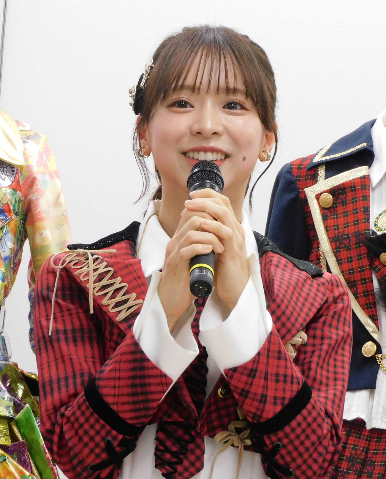 AKB48大衣装展　－時代を彩った装跡－　の取材会に参加した倉野尾成美（撮影・寺本吏輝）