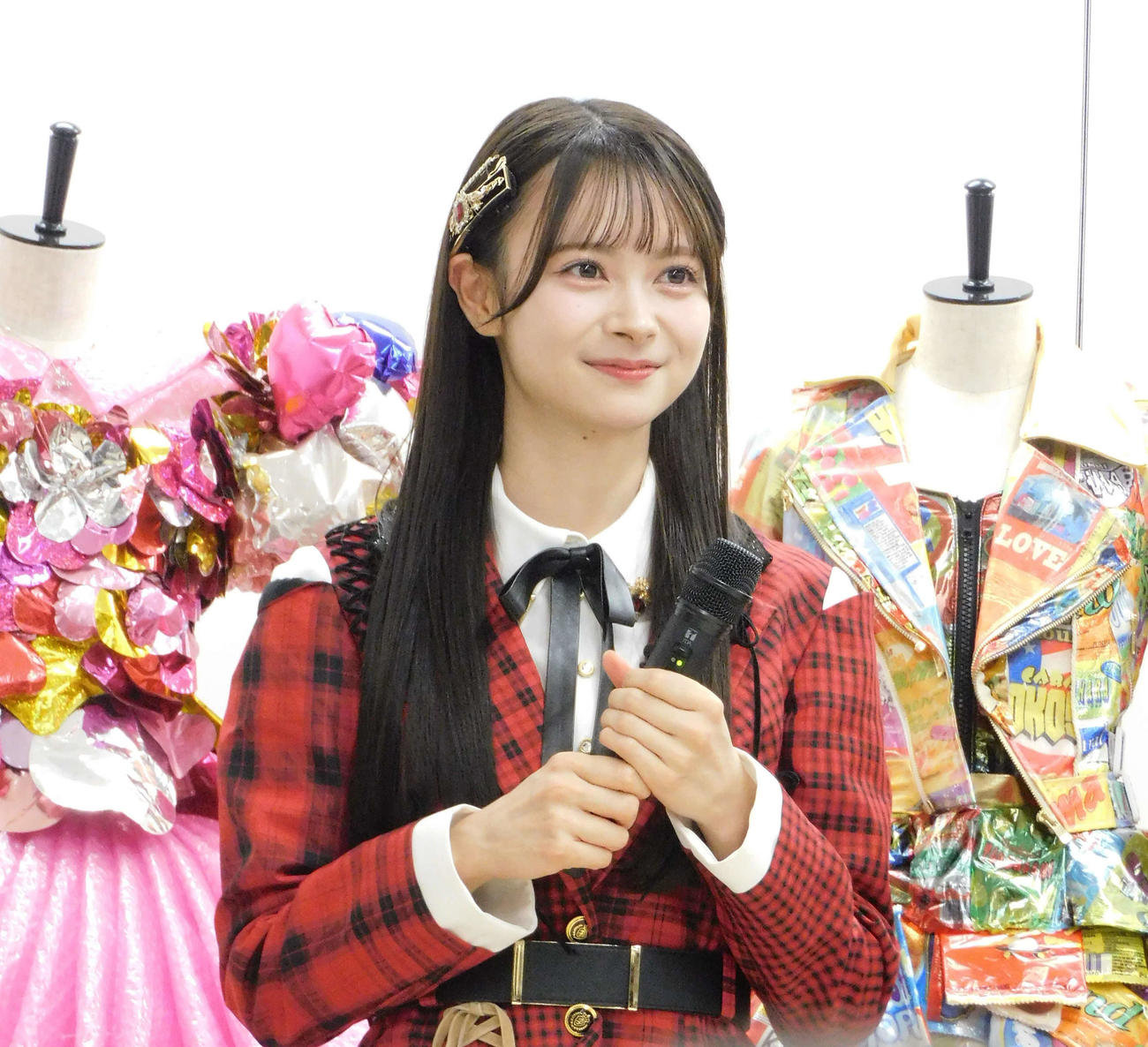 AKB48大衣装展　－時代を彩った装跡－　の取材会に参加した伊藤百花（撮影・寺本吏輝）
