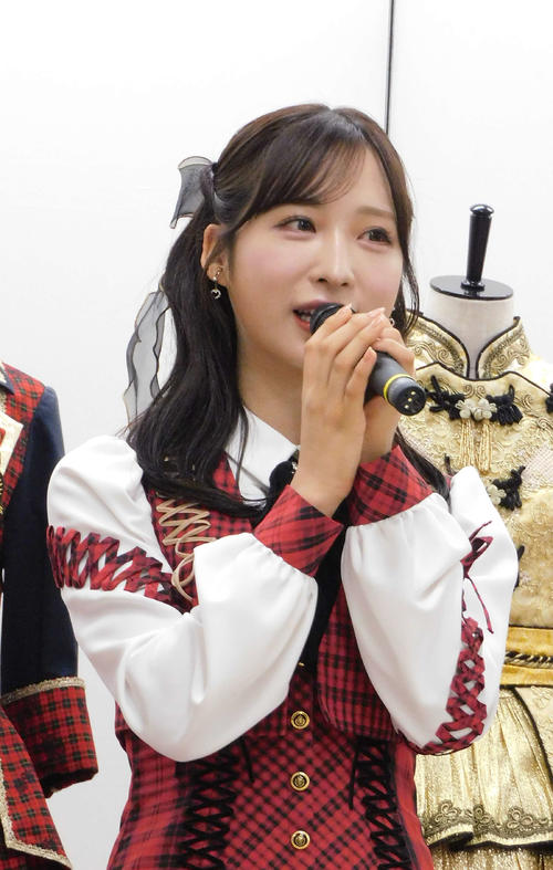 AKB48が衣装展開催、小栗有以はOGの衣装のパワーを力説「あ、前田敦子