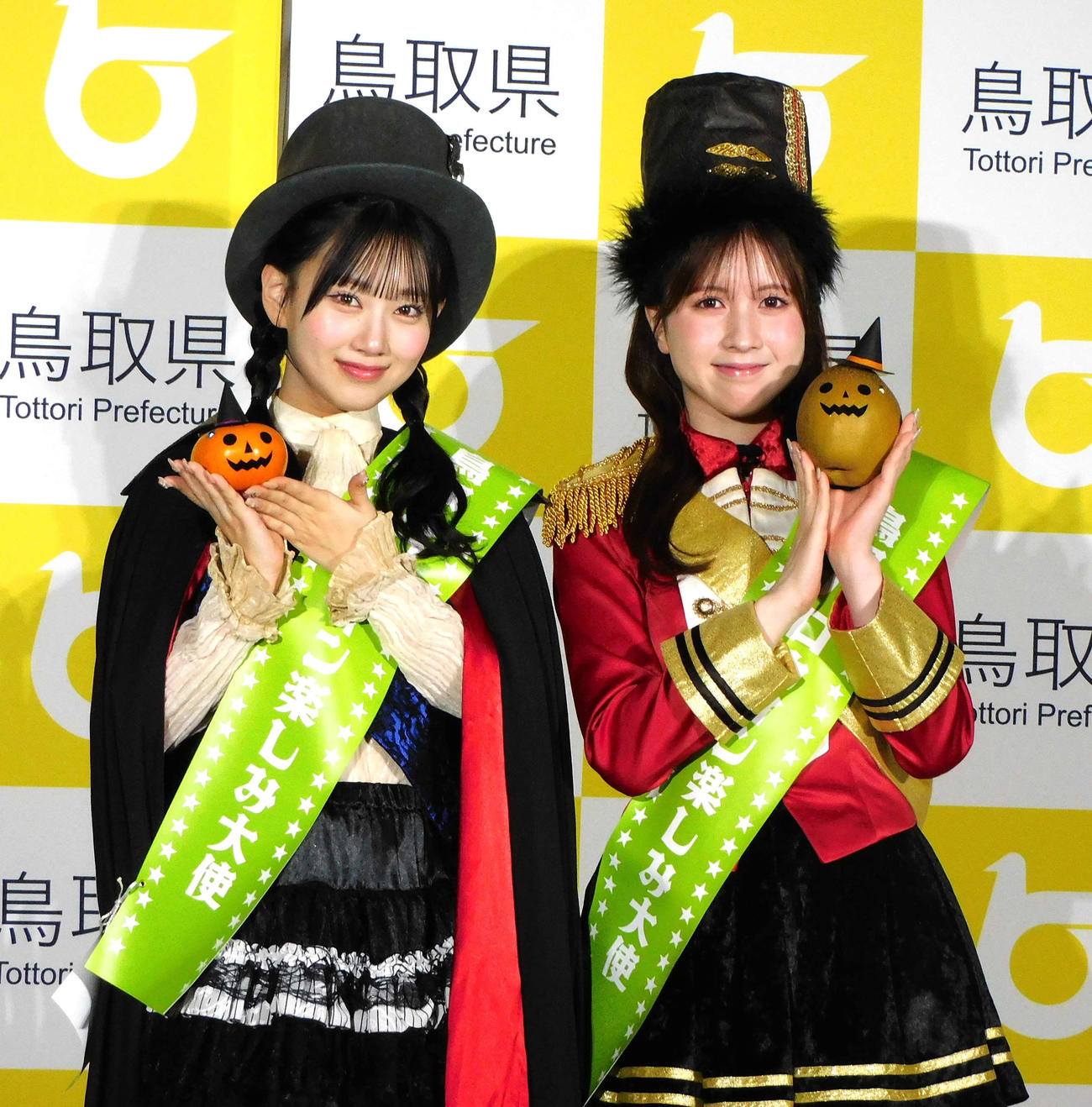「鳥取ハロウィン楽しみ大使」就任発表会に出席したAKB48徳永羚海（左）と永野芹佳（撮影・寺本吏輝）
