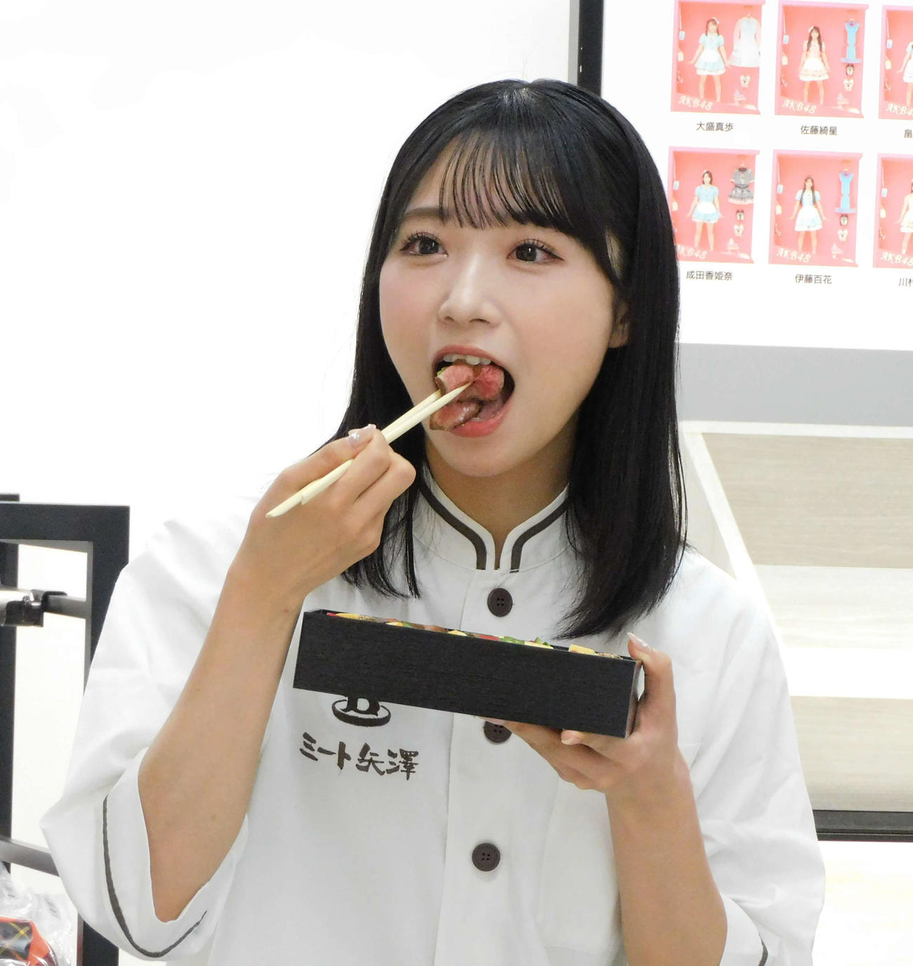 「AKB48　収穫祭」の取材会に出席し、自身のコラボメニューを食べる山内瑞葵（撮影・寺本吏輝）