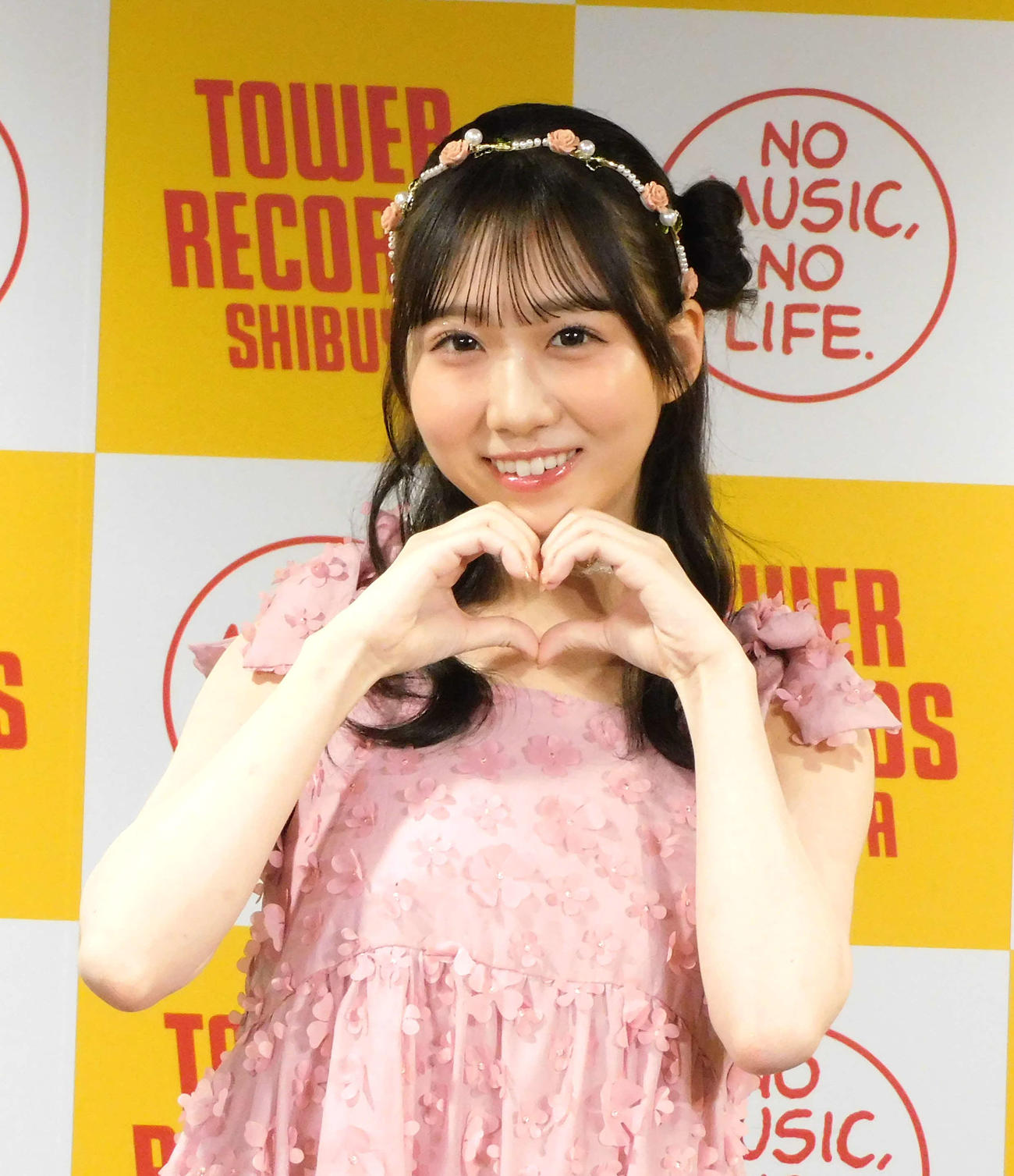 「1st写真集　ハートのGPS」の発売記念会見を行ったSTU48内海里音（撮影・寺本吏輝）