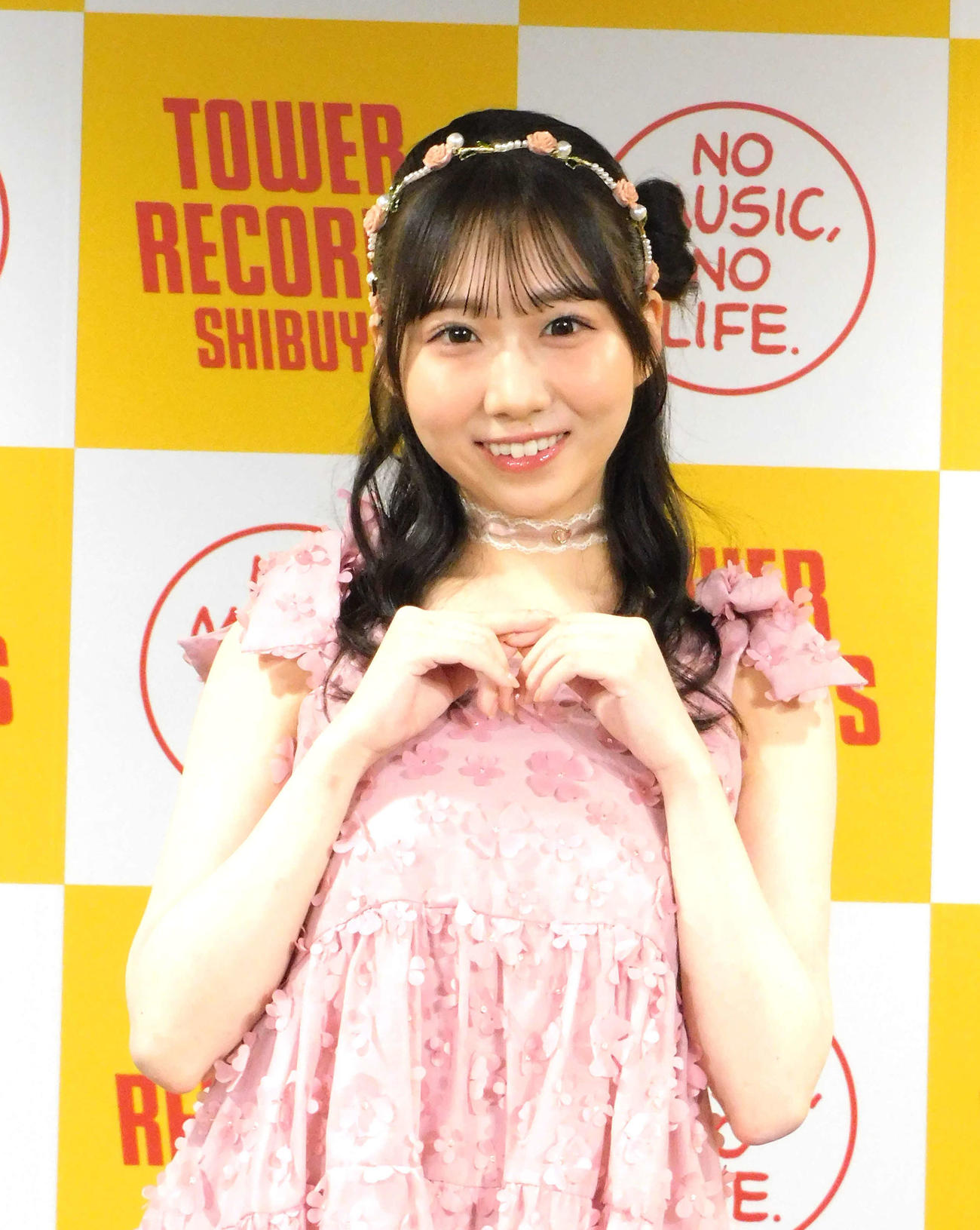 「1st写真集　ハートのGPS」の発売記念会見を行ったSTU48内海里音（撮影・寺本吏輝）