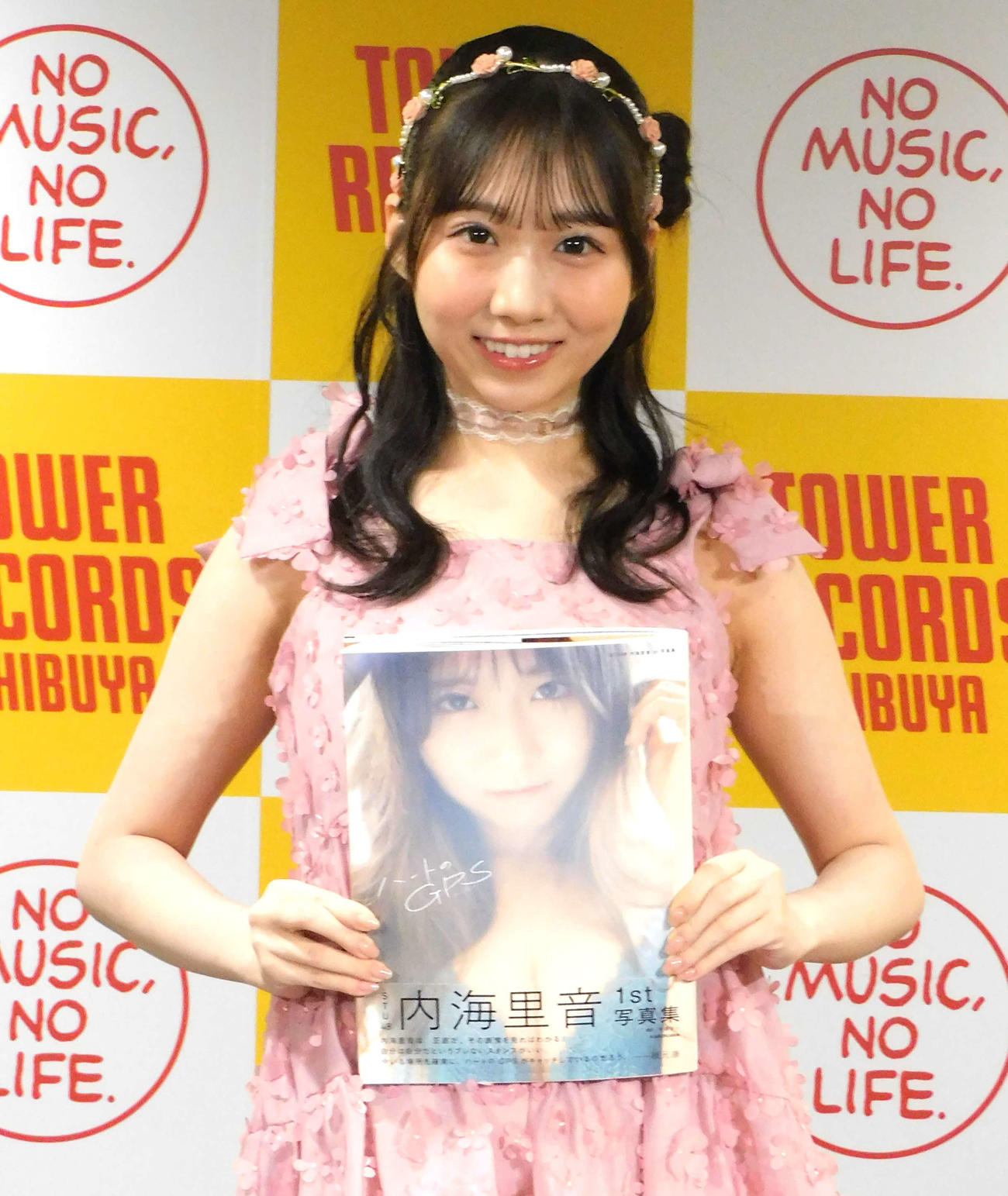「1st写真集　ハートのGPS」の発売記念会見を行ったSTU48内海里音（撮影・寺本吏輝）