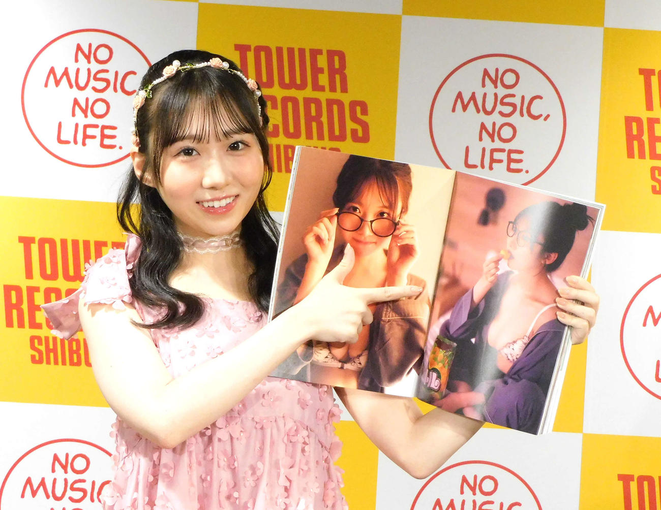 「1st写真集　ハートのGPS」の発売記念会見を行ったSTU48内海里音（撮影・寺本吏輝）