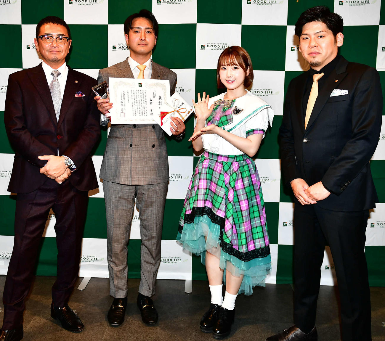 KLP48とアンバサダー契約する株式会社グッドライフの「25期決起集会」にプレゼンターとして出席した甲斐心愛（左から2人目）。左からグッドライフの水山晶斗社長、年間MVPの山田隼さん、1人とんで野口立基取締役（撮影・松尾幸之介）